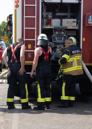 Einsatzkräfte an der Brandstelle in Drehnow