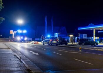 Unfallstelle in Elsterwerda mit Blaulicht in der Nacht