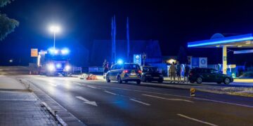 Unfallstelle in Elsterwerda mit Blaulicht in der Nacht