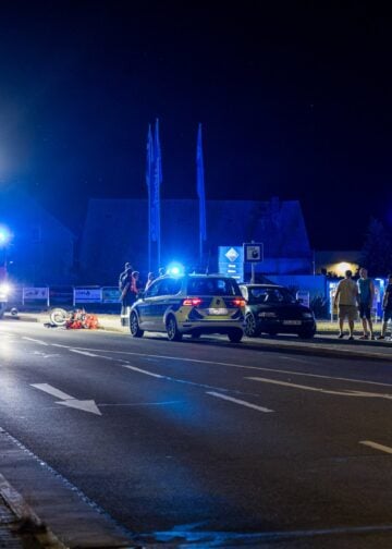 Unfallstelle in Elsterwerda mit Blaulicht in der Nacht