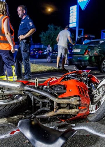 Einsatzkräfte an der Unfallstelle in Elsterwerda