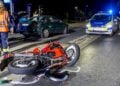 Motorrad auf der Fahrbahn an der Unfallstelle in Elsterwerda
