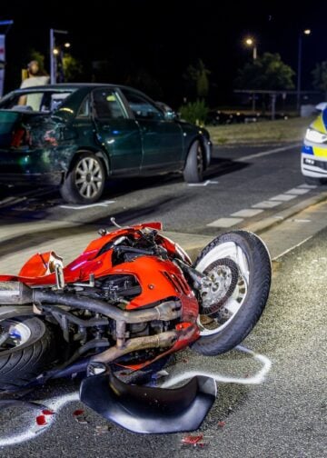 Motorrad auf der Fahrbahn an der Unfallstelle in Elsterwerda