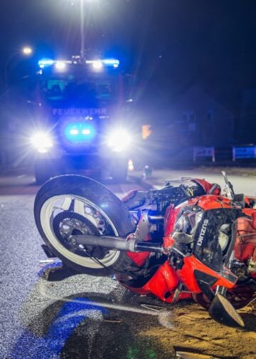Polizeiabsperrung an der Unfallstelle in Elsterwerda