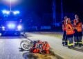 Einsatzkräfte an der nächtlichen Unfallstelle in Elsterwerda