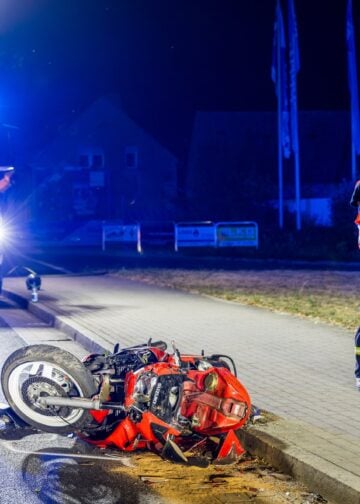 Einsatzkräfte an der nächtlichen Unfallstelle in Elsterwerda