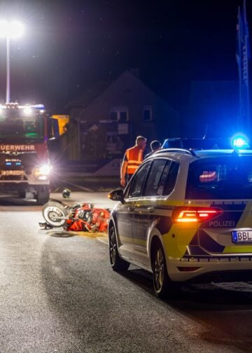 Einsatzkräfte sichern die Unfallstelle in Elsterwerda