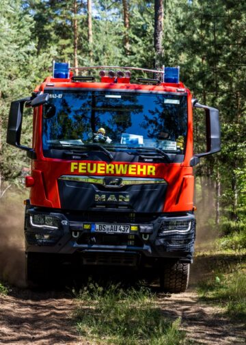 Feuerwehrfahrzeug im Wald bei Alt-Schadow