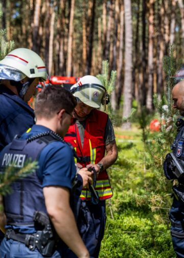 Einsatzkräfte beim Waldbrand bei Alt-Schadow