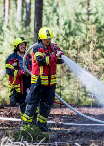 Feuerwehrleute im Waldbrandeinsatz bei Alt-Schadow