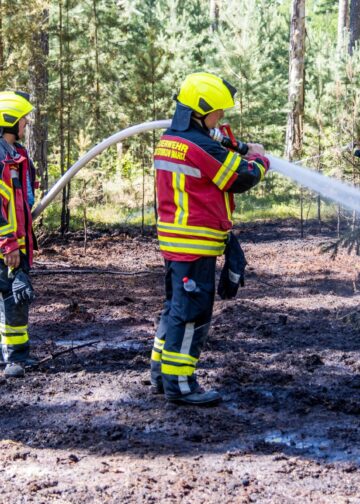 Feuerwehr löscht den Waldboden bei Alt-Schadow