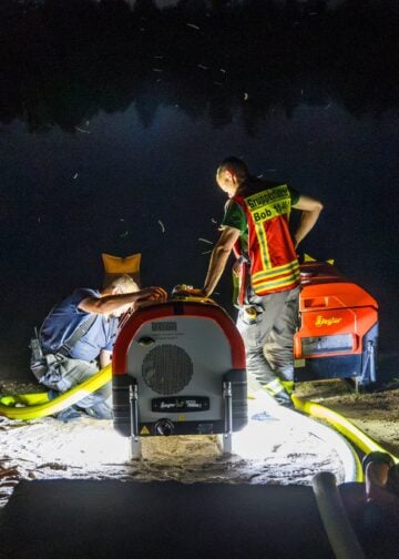 Einsatzkräfte am Waldbrand in der Gohrischheide