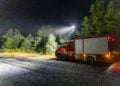 Feuerwehrfahrzeug am nächtlichen Brandort in der Gohrischheide
