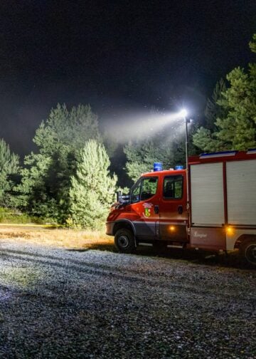 Feuerwehrfahrzeug am nächtlichen Brandort in der Gohrischheide