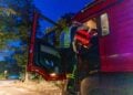 Feuerwehrleute beim nächtlichen Löscheinsatz in der Gohrischheide
