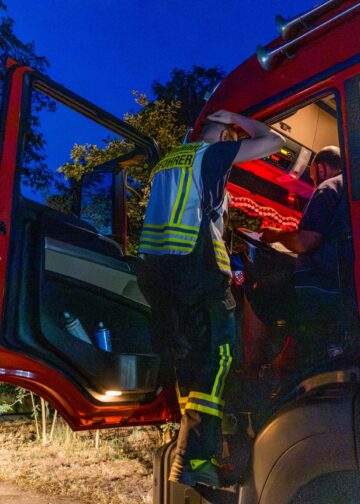 Feuerwehrleute beim nächtlichen Löscheinsatz in der Gohrischheide