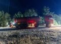 Feuerwehrfahrzeug am Brandgebiet in der Gohrischheide