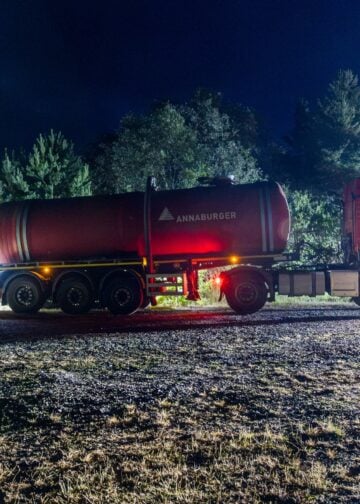 Feuerwehrfahrzeug am Brandgebiet in der Gohrischheide