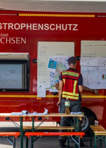 Einsatzkräfte und Fahrzeuge in der Gohrischheide