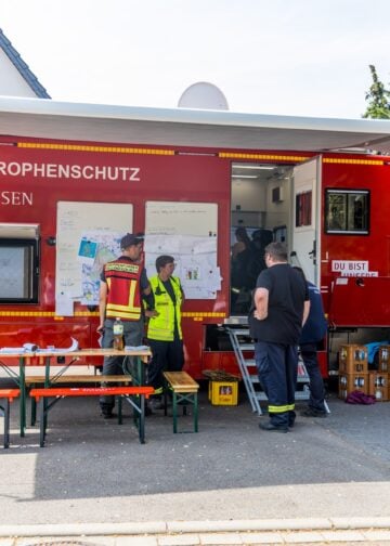 Feuerwehrfahrzeuge am Einsatzort in der Gohrischheide