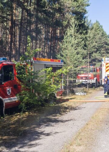 Feuerwehrfahrzeuge am Waldbrand in Halbe