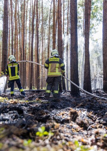 Löscharbeiten im Wald bei Halbe