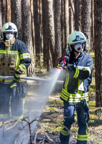 Einsatzkräfte löschen im Wald bei Halbe