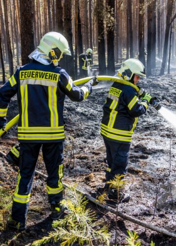 Feuerwehrleute im Waldbrandeinsatz bei Halbe