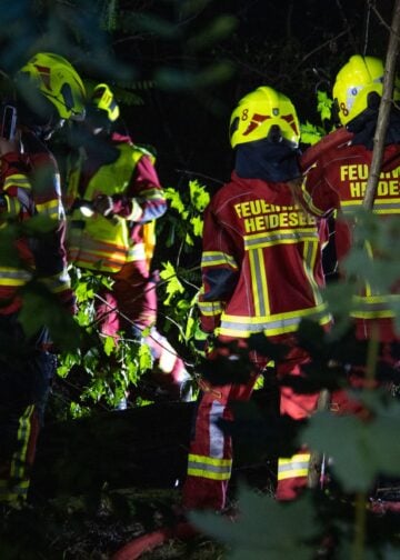 Feuerwehr löscht den Waldbrand bei Friedersdorf in der Nacht