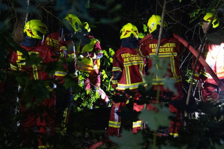 Feuerwehr löscht den Waldbrand bei Friedersdorf in der Nacht