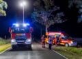 Feuerwehrfahrzeug mit Blaulicht beim nächtlichen Einsatz in Heidesee