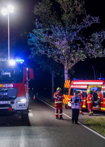 Feuerwehrfahrzeug mit Blaulicht beim nächtlichen Einsatz in Heidesee