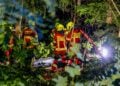 Einsatzkräfte am nächtlichen Waldbrand in Heidesee