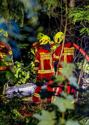 Einsatzkräfte am nächtlichen Waldbrand in Heidesee