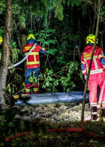 Feuerwehrmann bei den Löscharbeiten in Heidesee