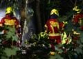 Löscharbeiten im nächtlichen Wald bei Friedersdorf