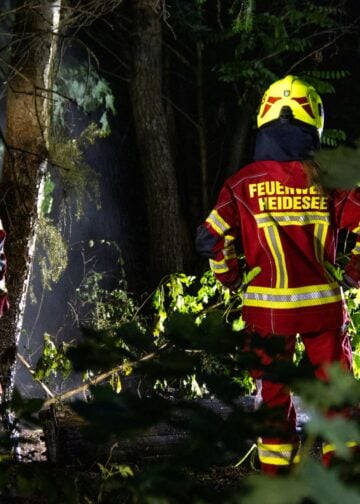Löscharbeiten im nächtlichen Wald bei Friedersdorf