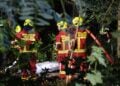 Einsatzkräfte kontrollieren den Brandbereich in Heidesee