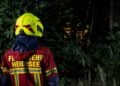 Feuerwehrmann im nächtlichen Einsatz bei Heidesee