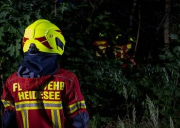 Feuerwehrmann im nächtlichen Einsatz bei Heidesee