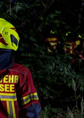 Feuerwehrmann im nächtlichen Einsatz bei Heidesee
