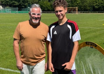 Der 1. Stellvertretende Bürgermeister von Spremberg/Grodk, Frank Kulik, besuchte den erst 16-jährigen Linus Güther im Trainingslager und wünschte ihm einen guten Start als Fußballprofi. (Bild: Stadtverwaltung Spremberg)