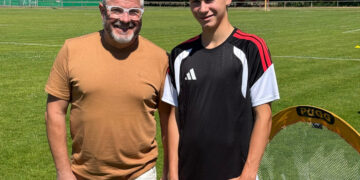 Der 1. Stellvertretende Bürgermeister von Spremberg/Grodk, Frank Kulik, besuchte den erst 16-jährigen Linus Güther im Trainingslager und wünschte ihm einen guten Start als Fußballprofi. (Bild: Stadtverwaltung Spremberg)