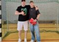 Gordon Roth, Sportlicher Leiter beim LHC Cottbus mit dem neuen Torhüter Lion Schmidt. (Bild: LHC Cottbus)