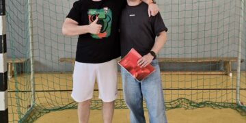 Gordon Roth, Sportlicher Leiter beim LHC Cottbus mit dem neuen Torhüter Lion Schmidt. (Bild: LHC Cottbus)