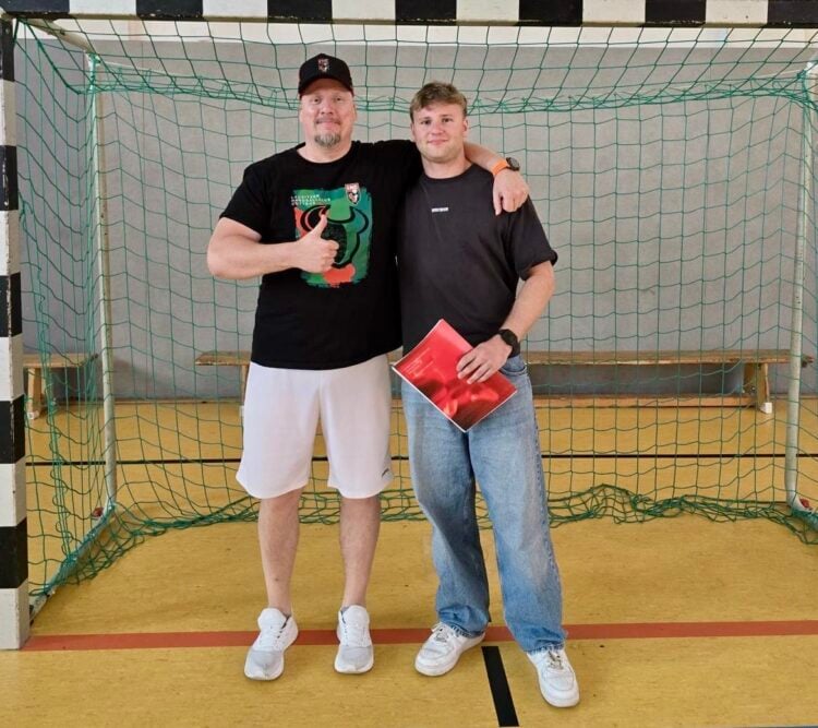 Gordon Roth, Sportlicher Leiter beim LHC Cottbus mit dem neuen Torhüter Lion Schmidt. (Bild: LHC Cottbus)