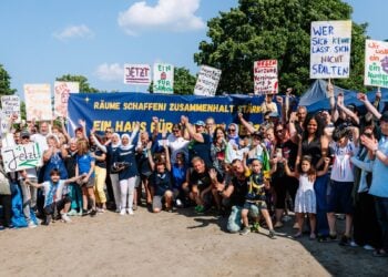 Besucher auf der Festwiese beim vierten Sandowfest in Cottbus