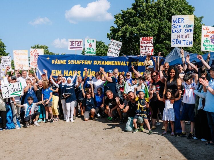Besucher auf der Festwiese beim vierten Sandowfest in Cottbus
