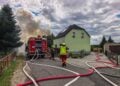 Löschfahrzeug und Schlauchleitungen vor dem Einsatzort in Hohenbocka