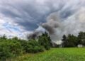 Rauchwolke des Scheunenbrandes über Hohenbocka